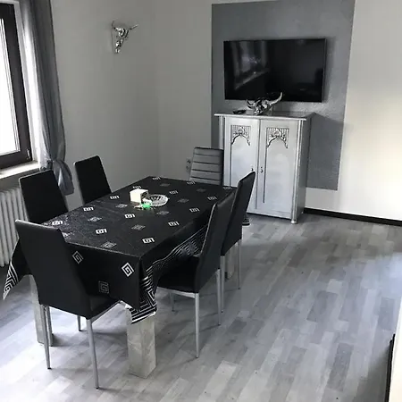 Maifeld Huettchen Майен